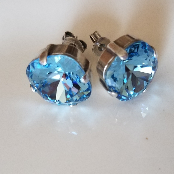 👗🦜NEW🦜👗Swarovski Crystal Earrings in Antique Silver - Picture 5 of 7